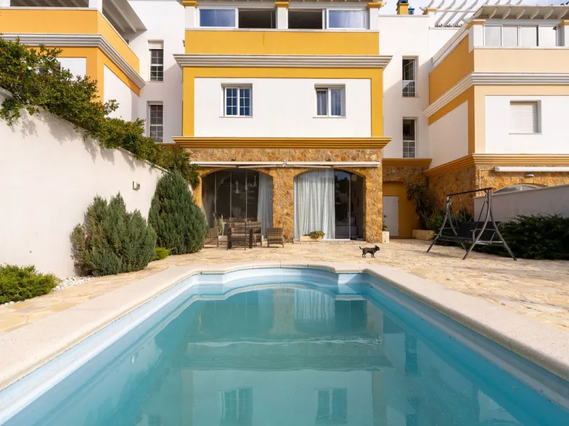 Impressive and spacious townhouse with idyllic valley views, located in the popular area of Calahonda , in a walking distance from the amenities.The townhouse is distributed on 3 floors and has 4 bedrooms, 3 bathrooms, a guest WC, very spacious living roo