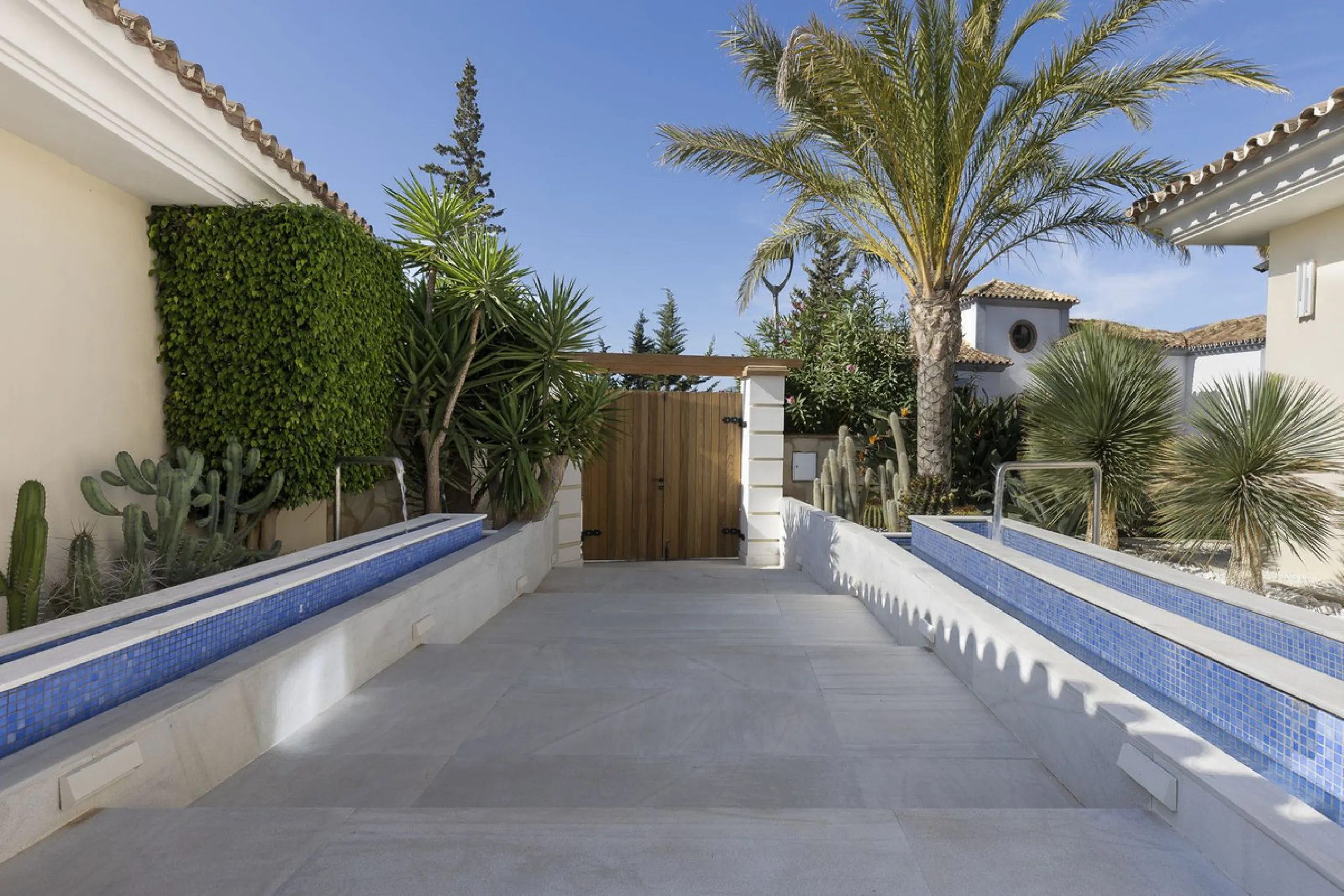 Located in the prestigious Mijas Golf, this exquisite 3-story villa offers a perfect blend of elegance, innovation, and comfort. With 6 bedrooms, 4 bathrooms + WC, and 5 spacious terraces, it's designed to impress:
