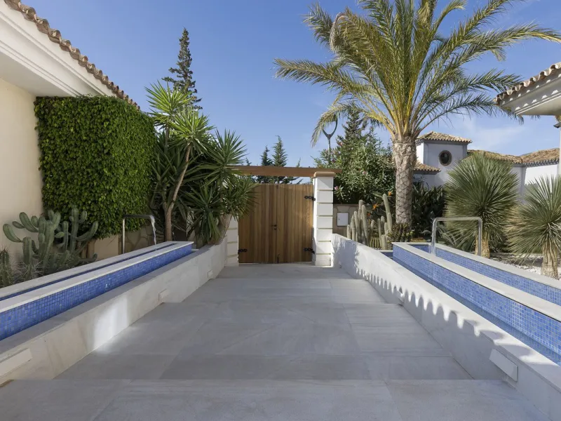 Located in the prestigious Mijas Golf, this exquisite 3-story villa offers a perfect blend of elegance, innovation, and comfort. With 6 bedrooms, 4 bathrooms + WC, and 5 spacious terraces, it's designed to impress:
