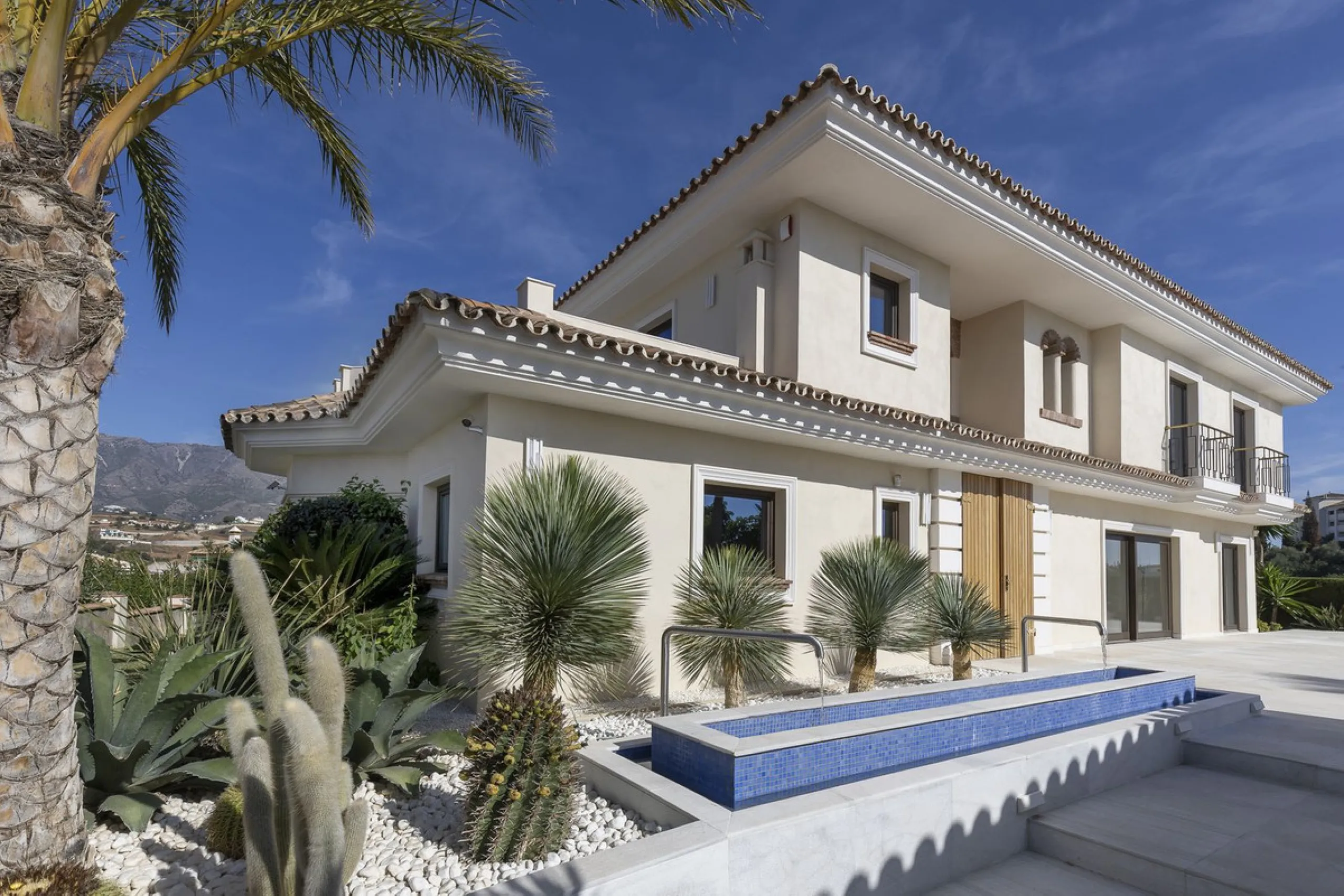 Located in the prestigious Mijas Golf, this exquisite 3-story villa offers a perfect blend of elegance, innovation, and comfort. With 6 bedrooms, 4 bathrooms + WC, and 5 spacious terraces, it's designed to impress: