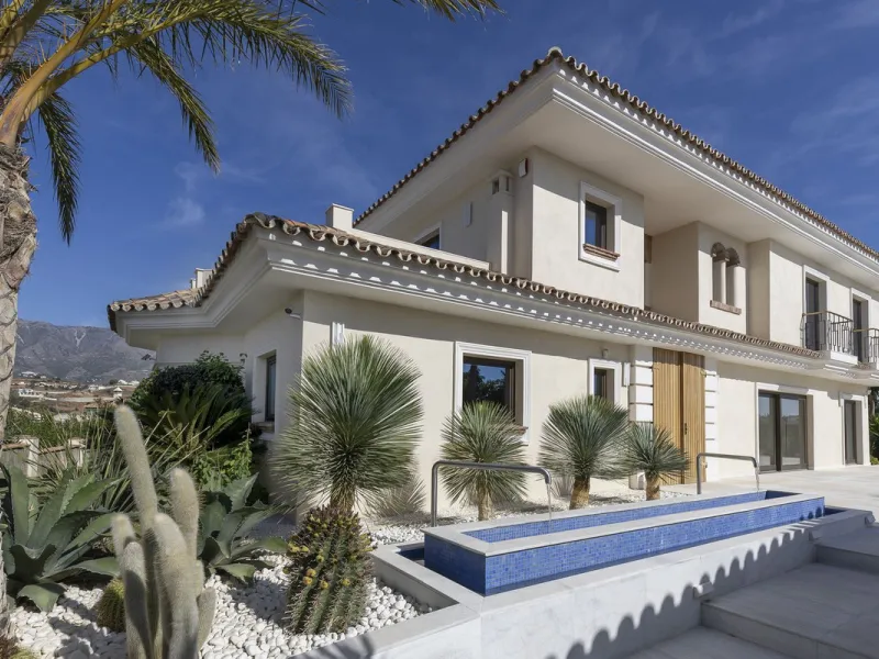 Located in the prestigious Mijas Golf, this exquisite 3-story villa offers a perfect blend of elegance, innovation, and comfort. With 6 bedrooms, 4 bathrooms + WC, and 5 spacious terraces, it's designed to impress: