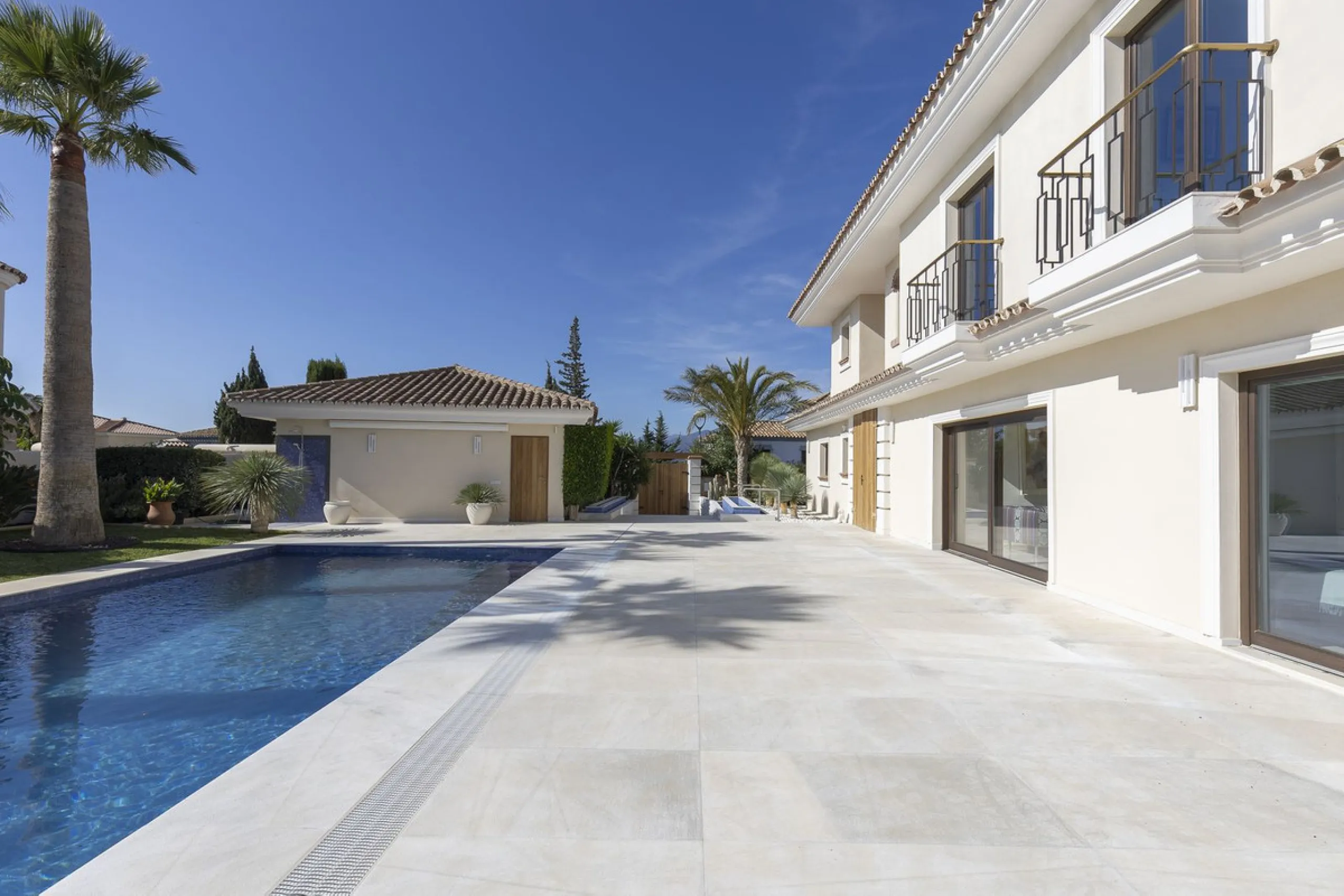 Located in the prestigious Mijas Golf, this exquisite 3-story villa offers a perfect blend of elegance, innovation, and comfort. With 6 bedrooms, 4 bathrooms + WC, and 5 spacious terraces, it's designed to impress: