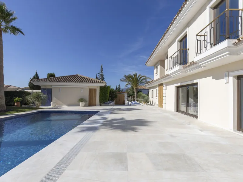 Located in the prestigious Mijas Golf, this exquisite 3-story villa offers a perfect blend of elegance, innovation, and comfort. With 6 bedrooms, 4 bathrooms + WC, and 5 spacious terraces, it's designed to impress:
