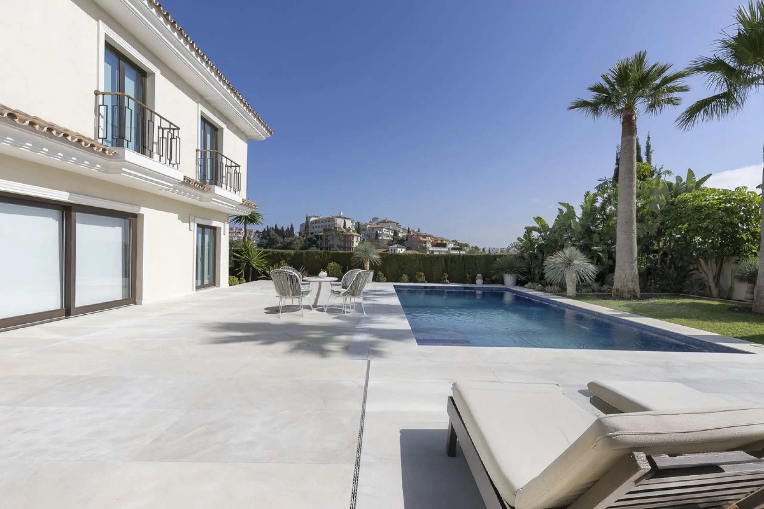 Located in the prestigious Mijas Golf, this exquisite 3-story villa offers a perfect blend of elegance, innovation, and comfort. With 6 bedrooms, 4 bathrooms + WC, and 5 spacious terraces, it's designed to impress: