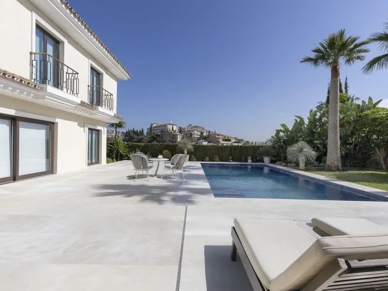 Located in the prestigious Mijas Golf, this exquisite 3-story villa offers a perfect blend of elegance, innovation, and comfort. With 6 bedrooms, 4 bathrooms + WC, and 5 spacious terraces, it's designed to impress: