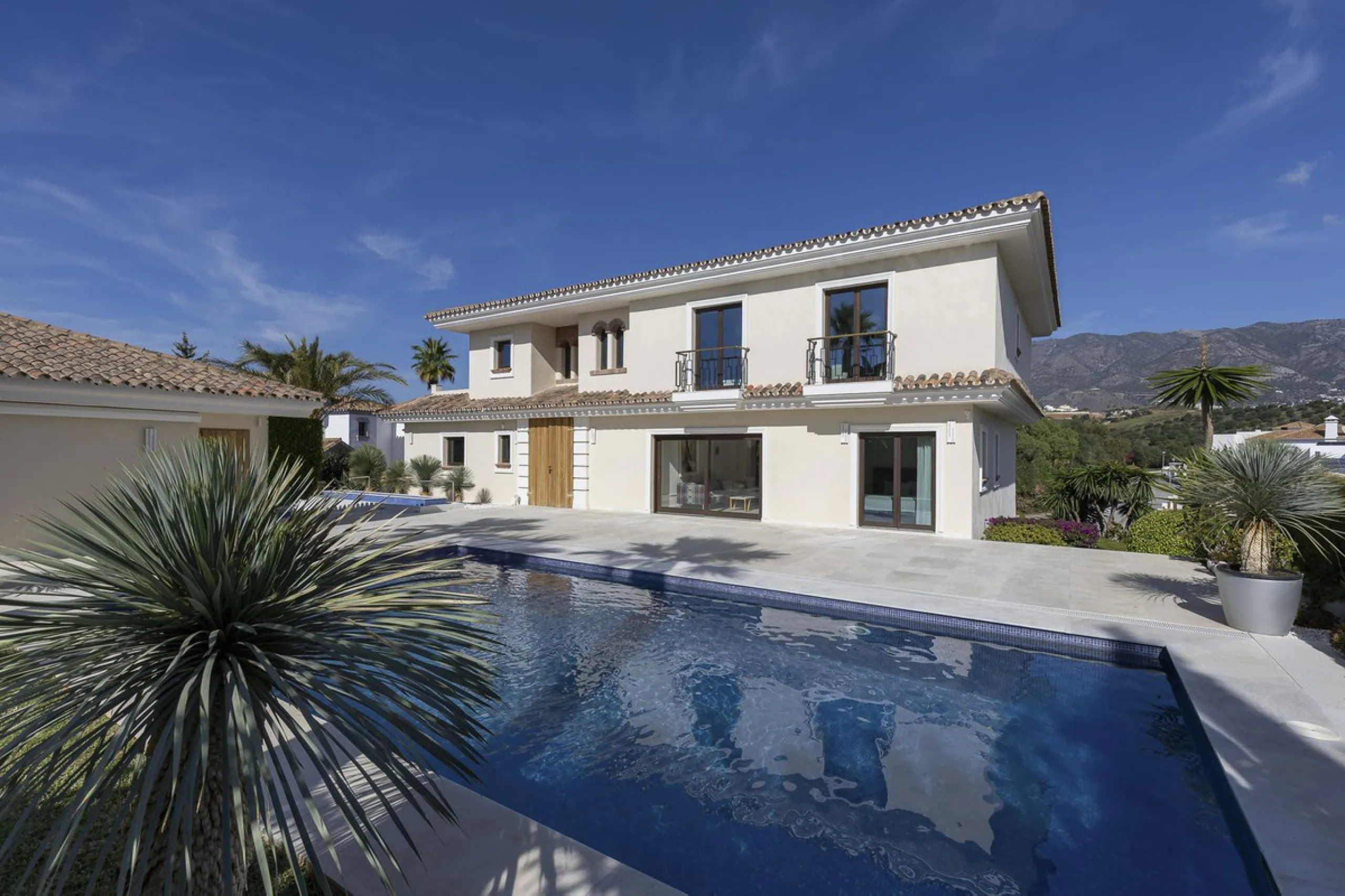 Located in the prestigious Mijas Golf, this exquisite 3-story villa offers a perfect blend of elegance, innovation, and comfort. With 6 bedrooms, 4 bathrooms + WC, and 5 spacious terraces, it's designed to impress: