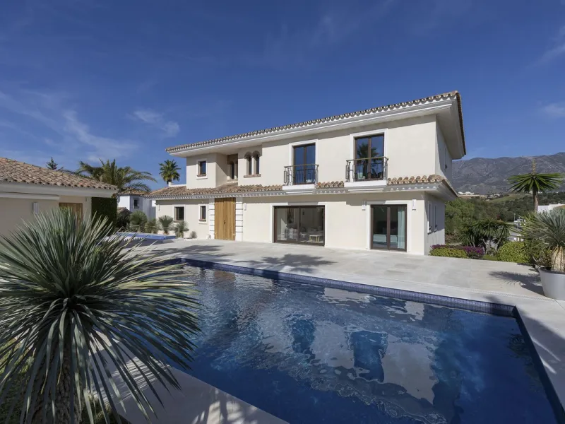 Located in the prestigious Mijas Golf, this exquisite 3-story villa offers a perfect blend of elegance, innovation, and comfort. With 6 bedrooms, 4 bathrooms + WC, and 5 spacious terraces, it's designed to impress: