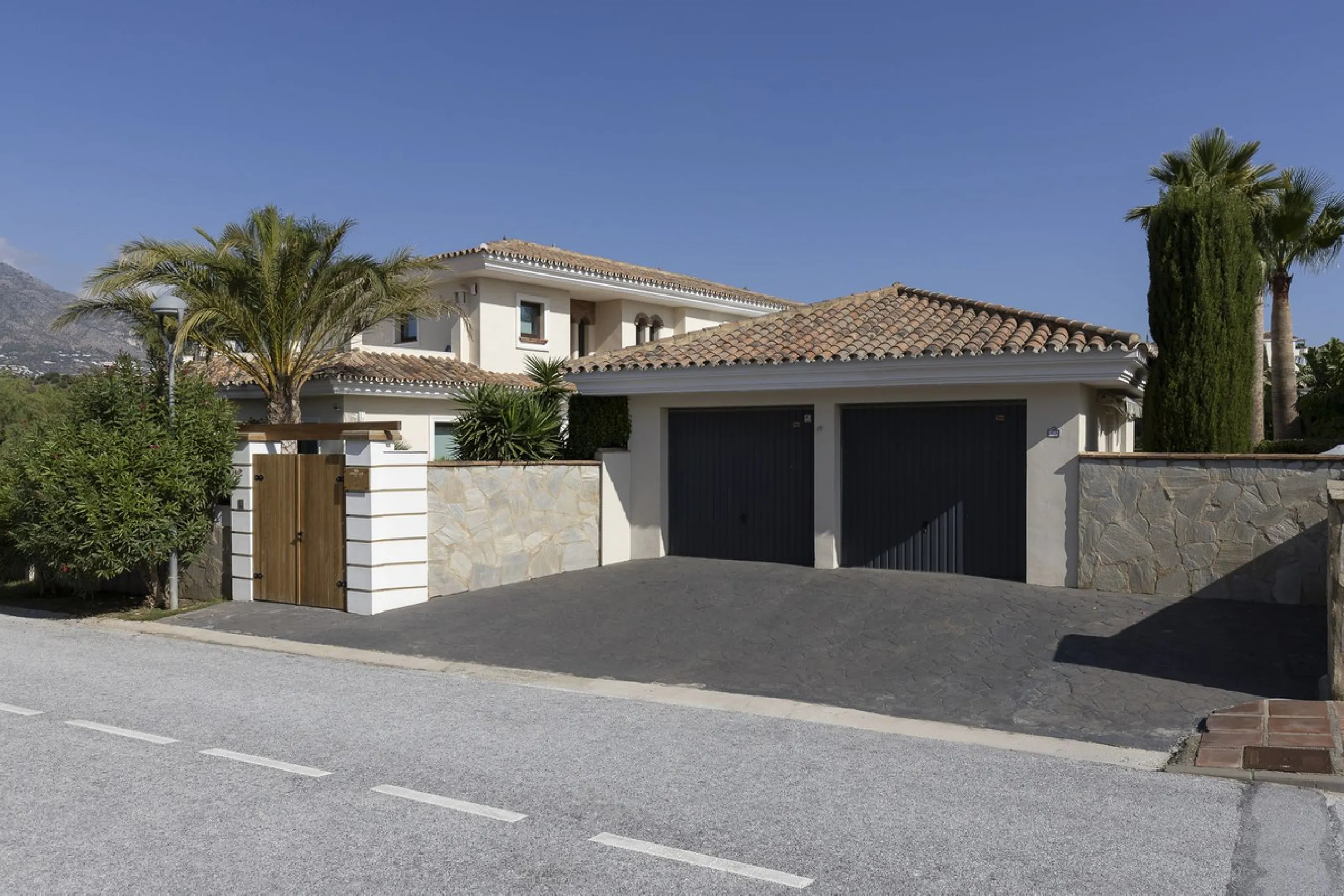 Located in the prestigious Mijas Golf, this exquisite 3-story villa offers a perfect blend of elegance, innovation, and comfort. With 6 bedrooms, 4 bathrooms + WC, and 5 spacious terraces, it's designed to impress: