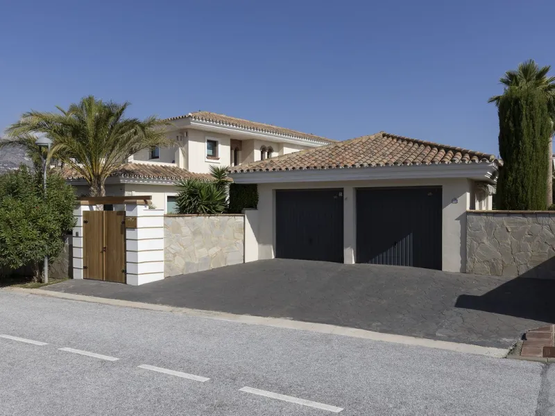 Located in the prestigious Mijas Golf, this exquisite 3-story villa offers a perfect blend of elegance, innovation, and comfort. With 6 bedrooms, 4 bathrooms + WC, and 5 spacious terraces, it's designed to impress: