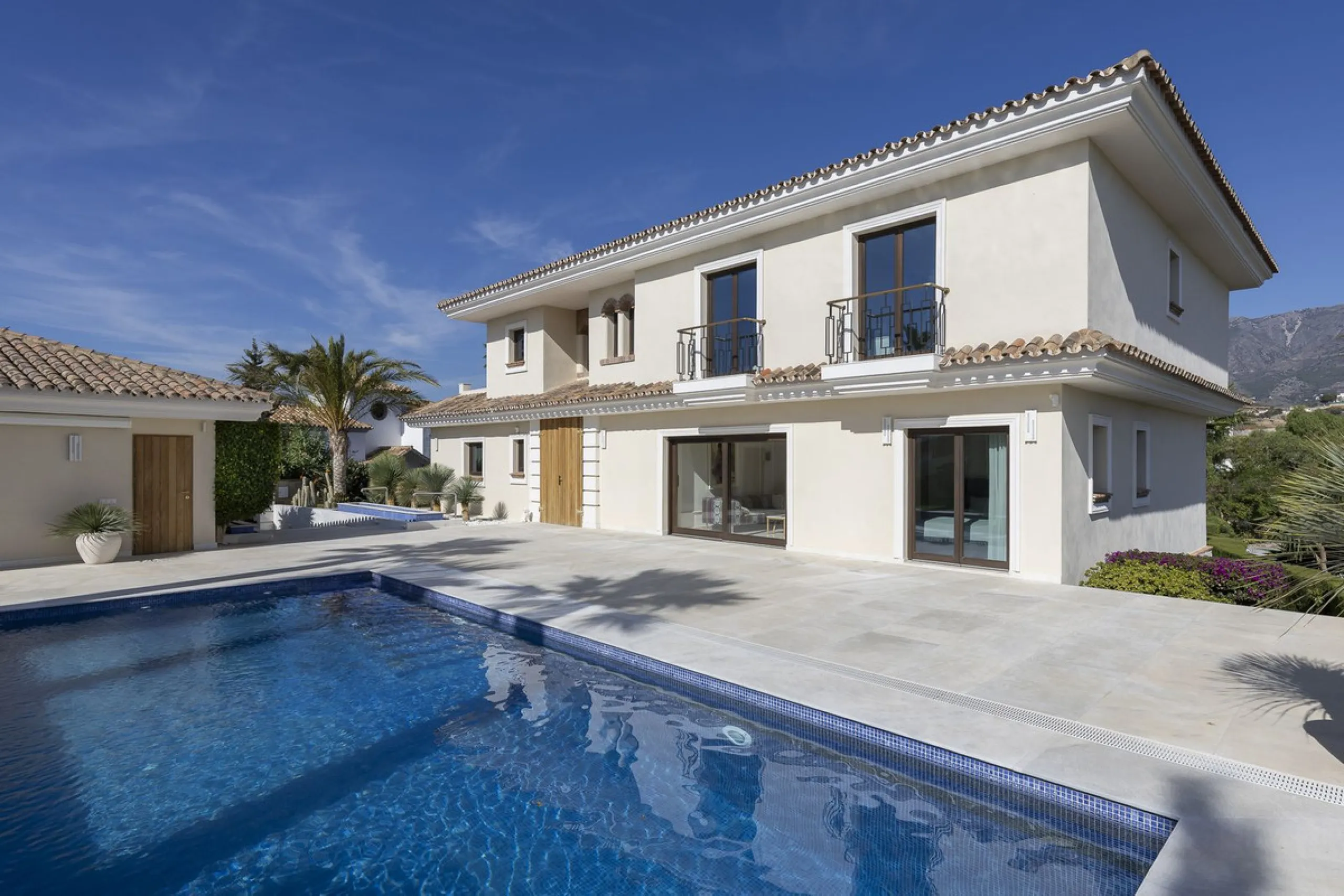 Located in the prestigious Mijas Golf, this exquisite 3-story villa offers a perfect blend of elegance, innovation, and comfort. With 6 bedrooms, 4 bathrooms + WC, and 5 spacious terraces, it's designed to impress: