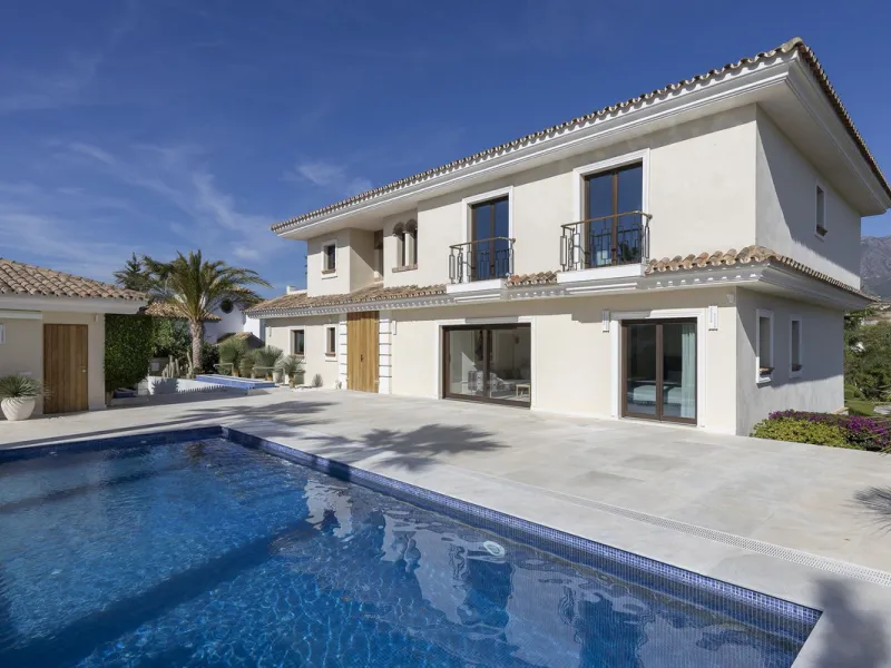 Located in the prestigious Mijas Golf, this exquisite 3-story villa offers a perfect blend of elegance, innovation, and comfort. With 6 bedrooms, 4 bathrooms + WC, and 5 spacious terraces, it's designed to impress:
