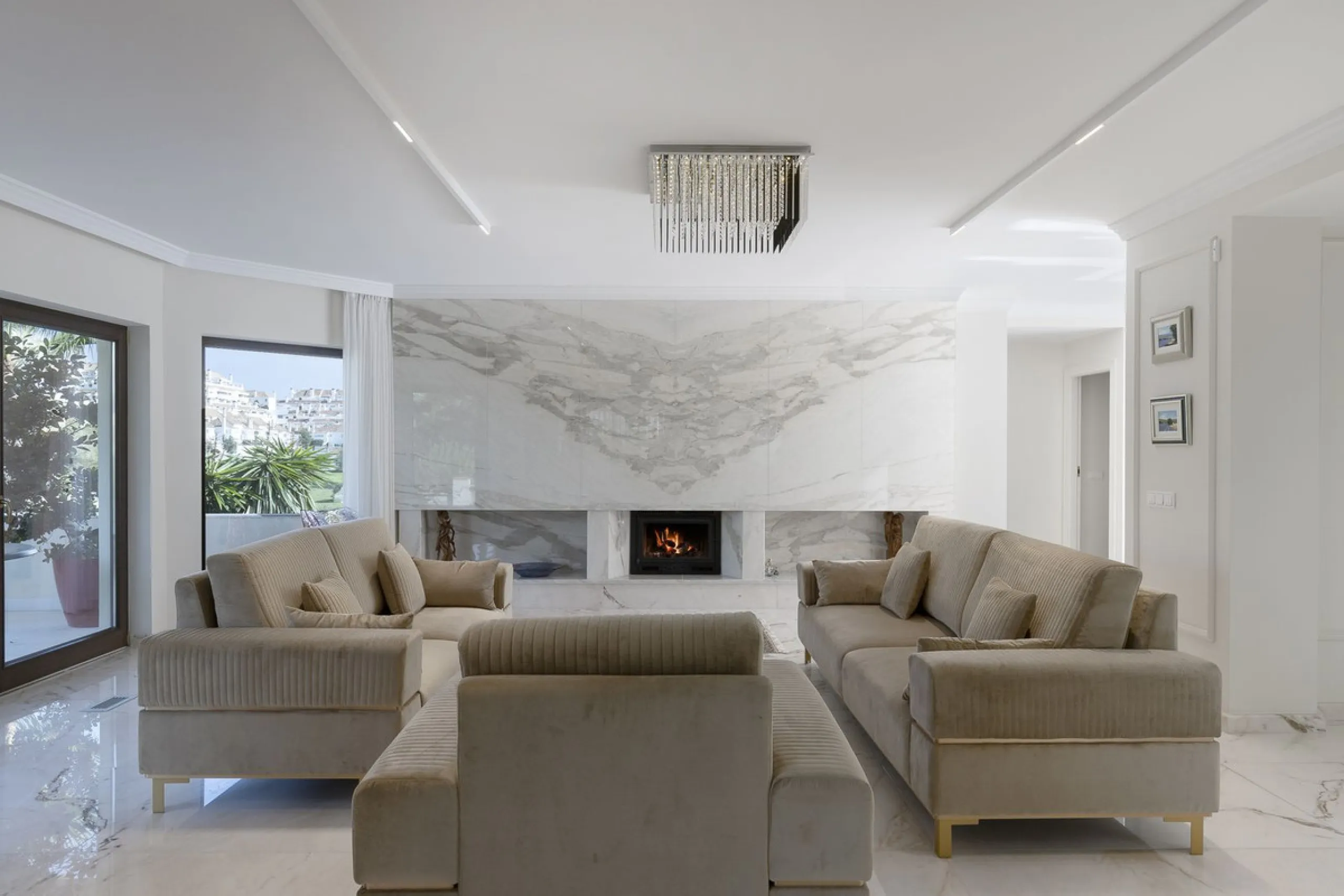 Located in the prestigious Mijas Golf, this exquisite 3-story villa offers a perfect blend of elegance, innovation, and comfort. With 6 bedrooms, 4 bathrooms + WC, and 5 spacious terraces, it's designed to impress: