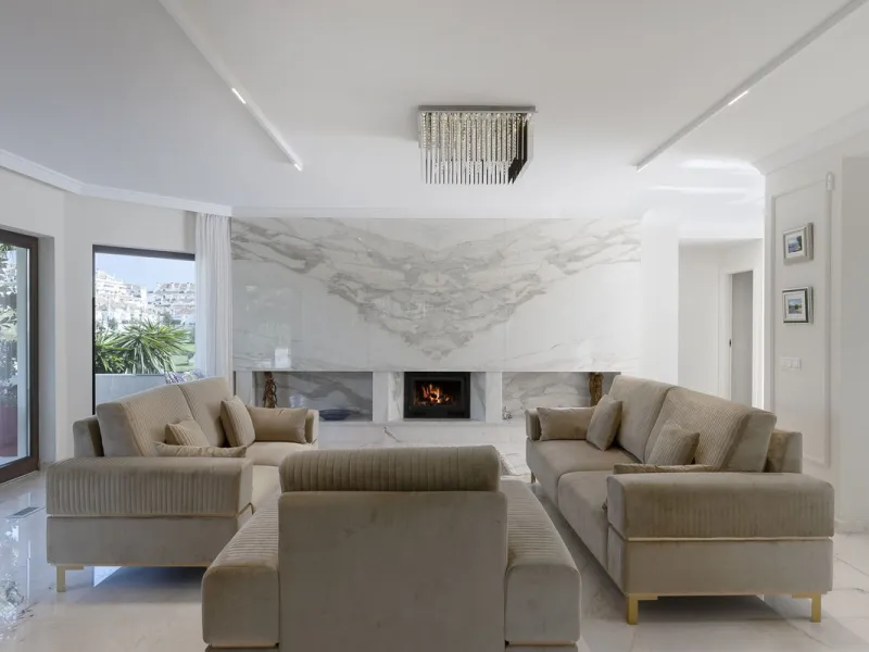 Located in the prestigious Mijas Golf, this exquisite 3-story villa offers a perfect blend of elegance, innovation, and comfort. With 6 bedrooms, 4 bathrooms + WC, and 5 spacious terraces, it's designed to impress: