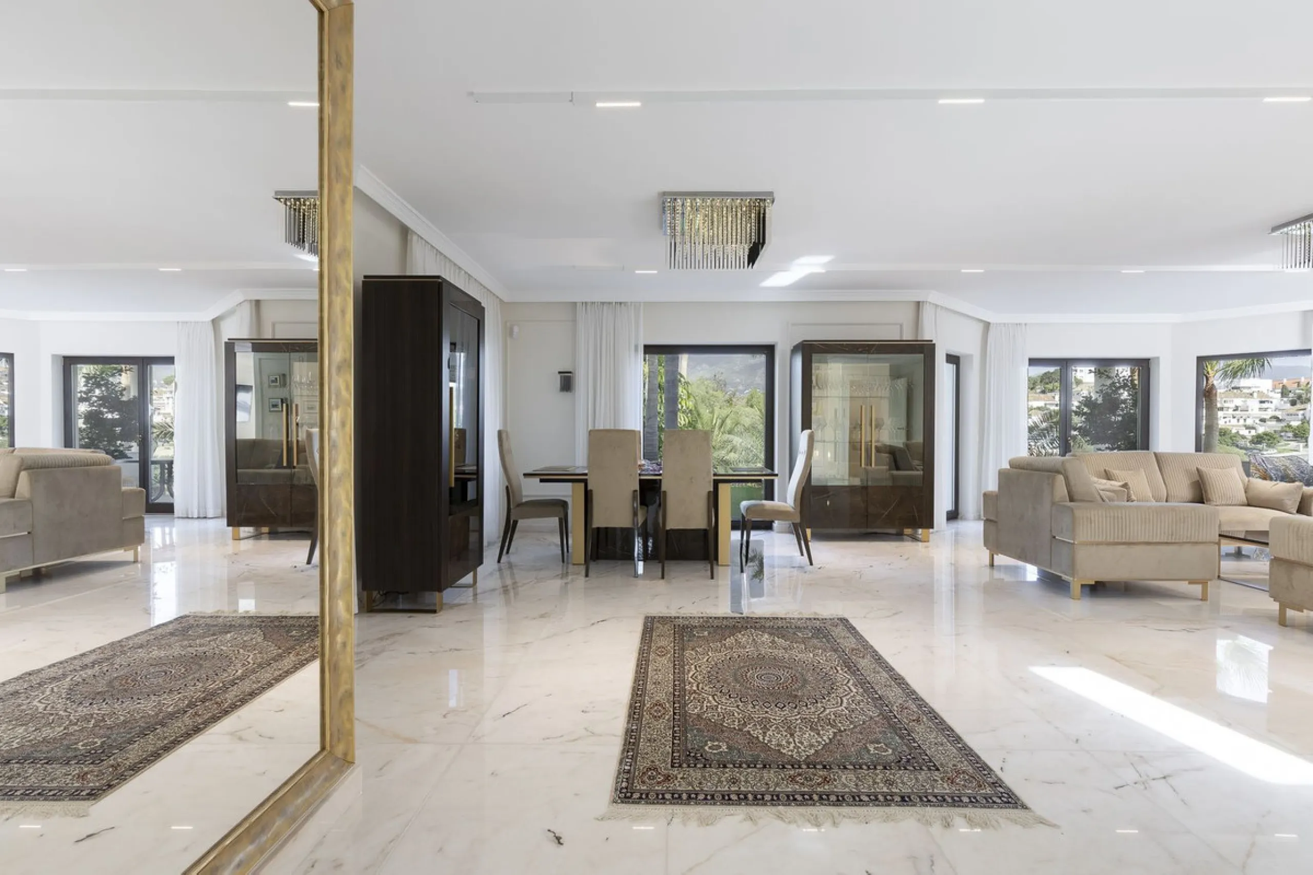 Located in the prestigious Mijas Golf, this exquisite 3-story villa offers a perfect blend of elegance, innovation, and comfort. With 6 bedrooms, 4 bathrooms + WC, and 5 spacious terraces, it's designed to impress: