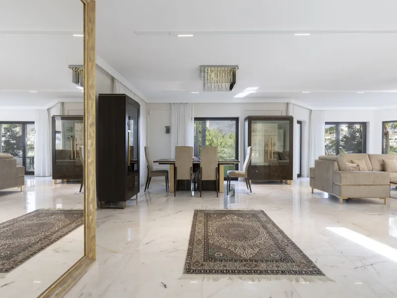 Located in the prestigious Mijas Golf, this exquisite 3-story villa offers a perfect blend of elegance, innovation, and comfort. With 6 bedrooms, 4 bathrooms + WC, and 5 spacious terraces, it's designed to impress: