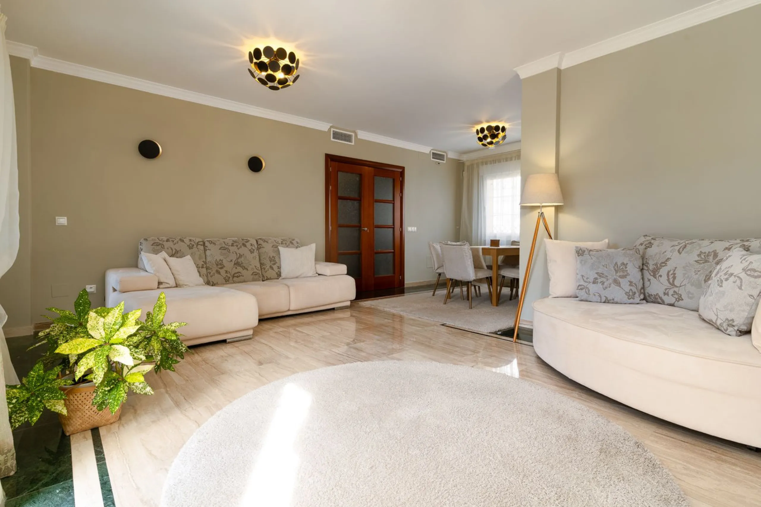 Impressive and spacious townhouse with idyllic valley views, located in the popular area of Calahonda , in a walking distance from the amenities.The townhouse is distributed on 3 floors and has 4 bedrooms, 3 bathrooms, a guest WC, very spacious living roo
