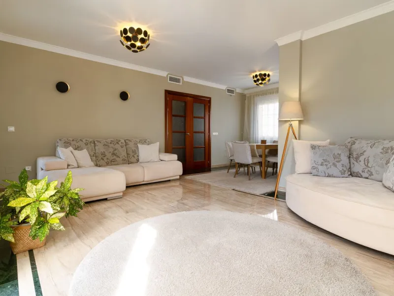 Impressive and spacious townhouse with idyllic valley views, located in the popular area of Calahonda , in a walking distance from the amenities.The townhouse is distributed on 3 floors and has 4 bedrooms, 3 bathrooms, a guest WC, very spacious living roo