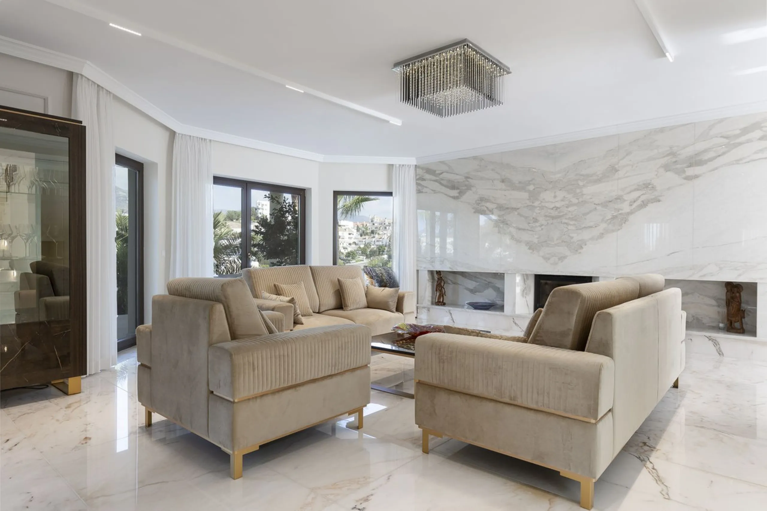 Located in the prestigious Mijas Golf, this exquisite 3-story villa offers a perfect blend of elegance, innovation, and comfort. With 6 bedrooms, 4 bathrooms + WC, and 5 spacious terraces, it's designed to impress: