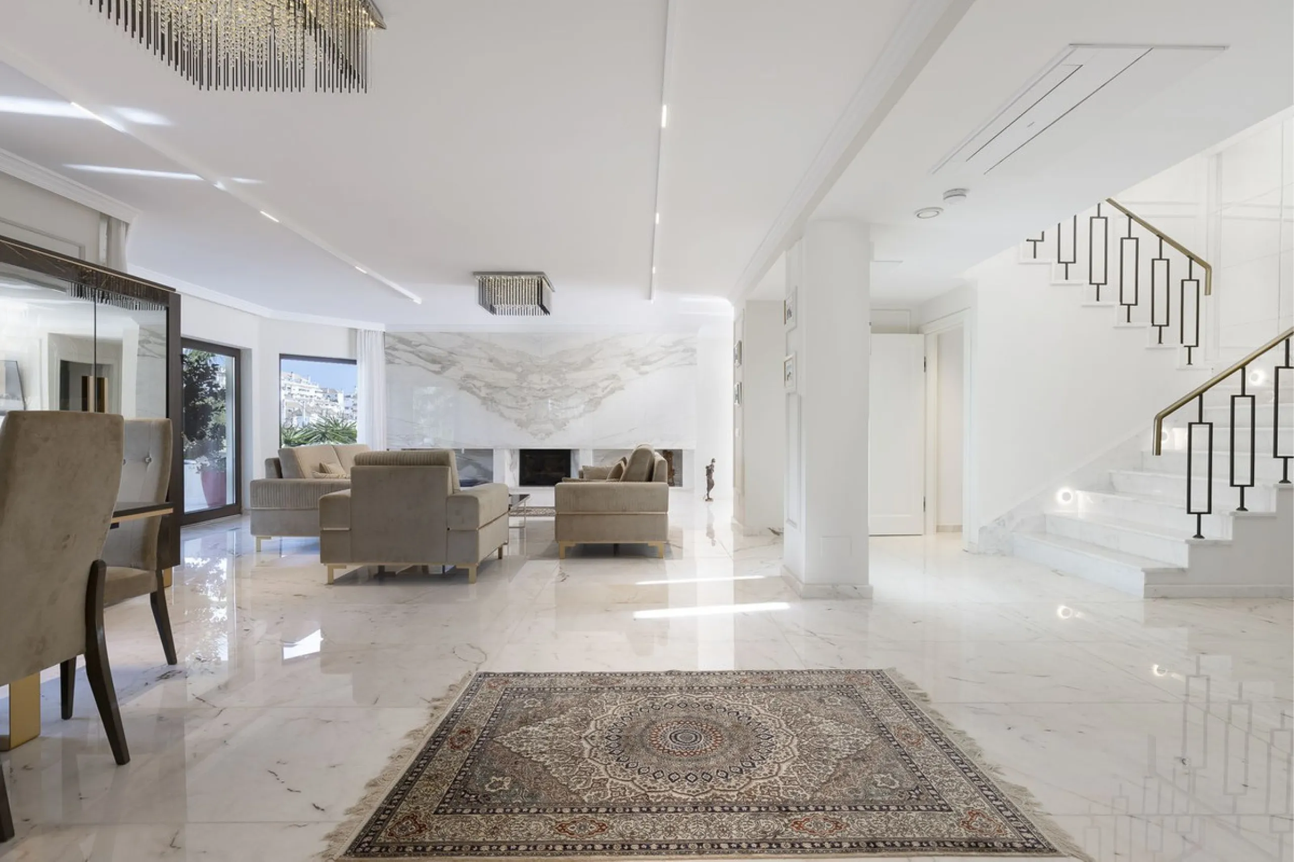 Located in the prestigious Mijas Golf, this exquisite 3-story villa offers a perfect blend of elegance, innovation, and comfort. With 6 bedrooms, 4 bathrooms + WC, and 5 spacious terraces, it's designed to impress: