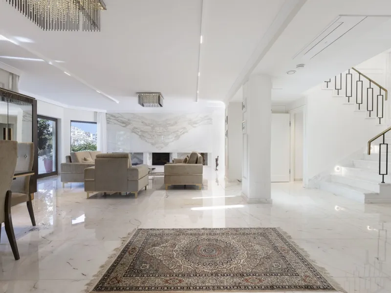 Located in the prestigious Mijas Golf, this exquisite 3-story villa offers a perfect blend of elegance, innovation, and comfort. With 6 bedrooms, 4 bathrooms + WC, and 5 spacious terraces, it's designed to impress: