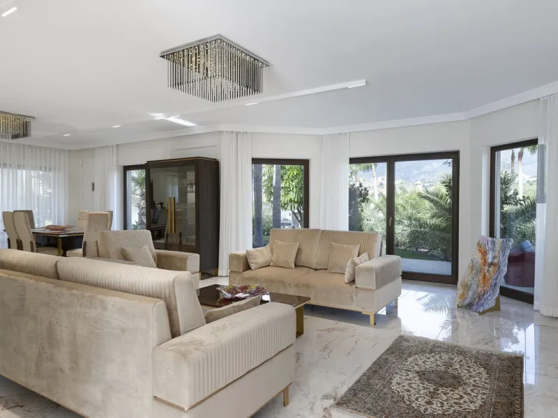 Located in the prestigious Mijas Golf, this exquisite 3-story villa offers a perfect blend of elegance, innovation, and comfort. With 6 bedrooms, 4 bathrooms + WC, and 5 spacious terraces, it's designed to impress: