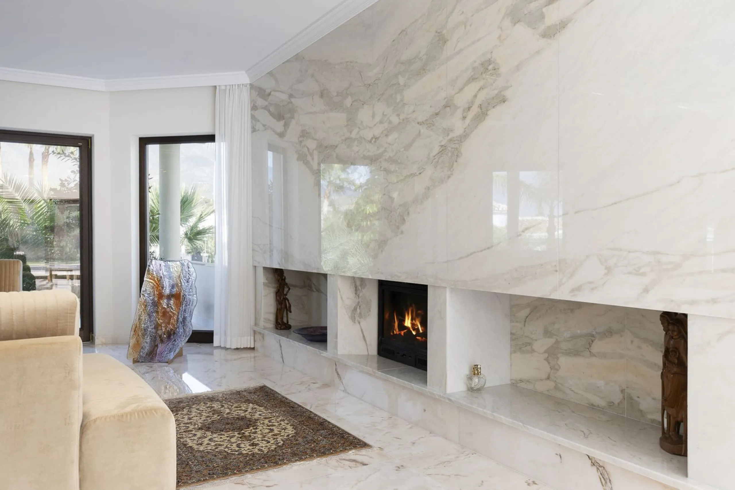 Located in the prestigious Mijas Golf, this exquisite 3-story villa offers a perfect blend of elegance, innovation, and comfort. With 6 bedrooms, 4 bathrooms + WC, and 5 spacious terraces, it's designed to impress: