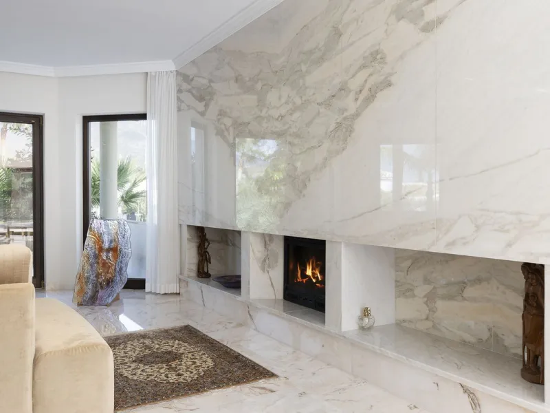 Located in the prestigious Mijas Golf, this exquisite 3-story villa offers a perfect blend of elegance, innovation, and comfort. With 6 bedrooms, 4 bathrooms + WC, and 5 spacious terraces, it's designed to impress: