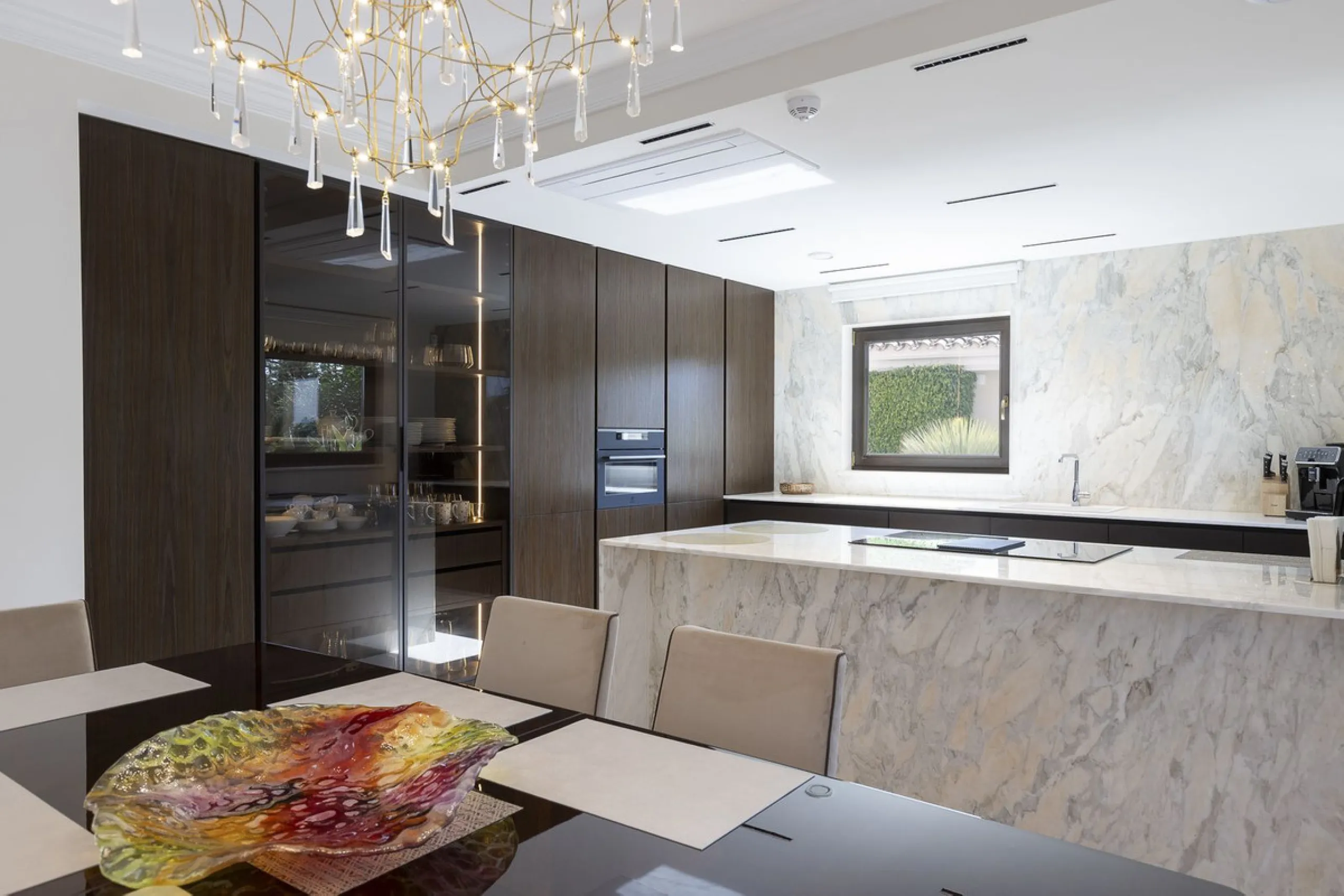 Located in the prestigious Mijas Golf, this exquisite 3-story villa offers a perfect blend of elegance, innovation, and comfort. With 6 bedrooms, 4 bathrooms + WC, and 5 spacious terraces, it's designed to impress: