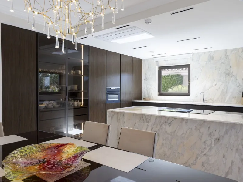 Located in the prestigious Mijas Golf, this exquisite 3-story villa offers a perfect blend of elegance, innovation, and comfort. With 6 bedrooms, 4 bathrooms + WC, and 5 spacious terraces, it's designed to impress: