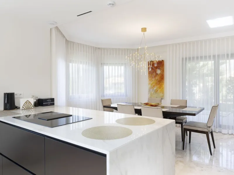 Located in the prestigious Mijas Golf, this exquisite 3-story villa offers a perfect blend of elegance, innovation, and comfort. With 6 bedrooms, 4 bathrooms + WC, and 5 spacious terraces, it's designed to impress: