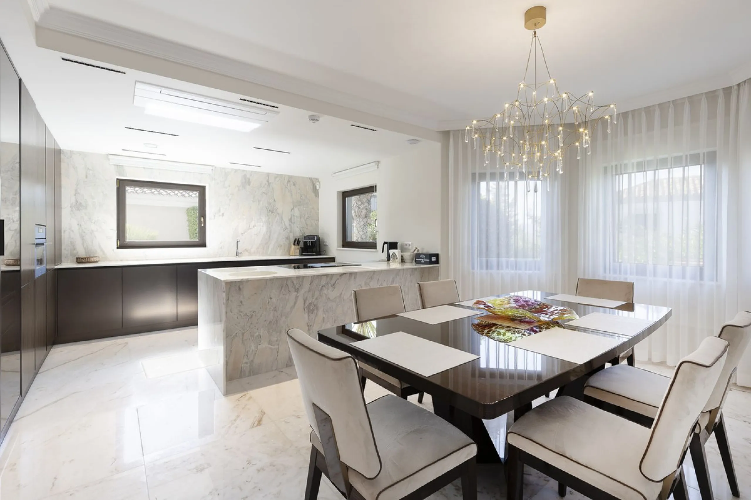 Located in the prestigious Mijas Golf, this exquisite 3-story villa offers a perfect blend of elegance, innovation, and comfort. With 6 bedrooms, 4 bathrooms + WC, and 5 spacious terraces, it's designed to impress:
