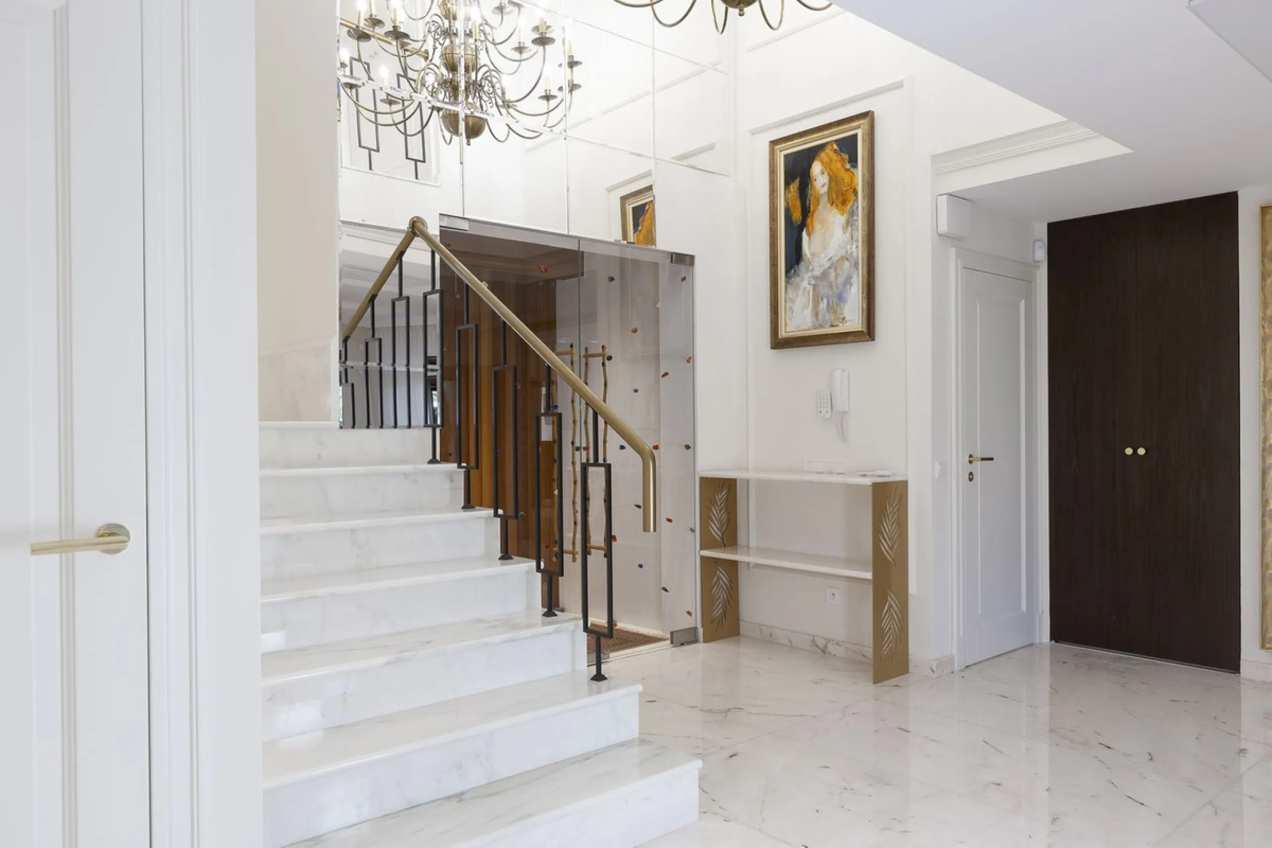 Located in the prestigious Mijas Golf, this exquisite 3-story villa offers a perfect blend of elegance, innovation, and comfort. With 6 bedrooms, 4 bathrooms + WC, and 5 spacious terraces, it's designed to impress: