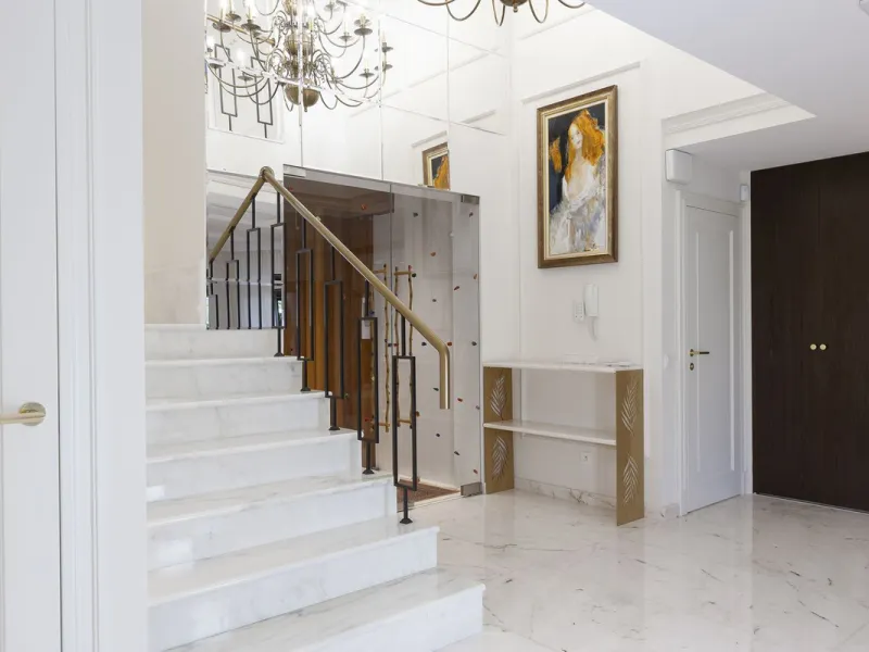 Located in the prestigious Mijas Golf, this exquisite 3-story villa offers a perfect blend of elegance, innovation, and comfort. With 6 bedrooms, 4 bathrooms + WC, and 5 spacious terraces, it's designed to impress: