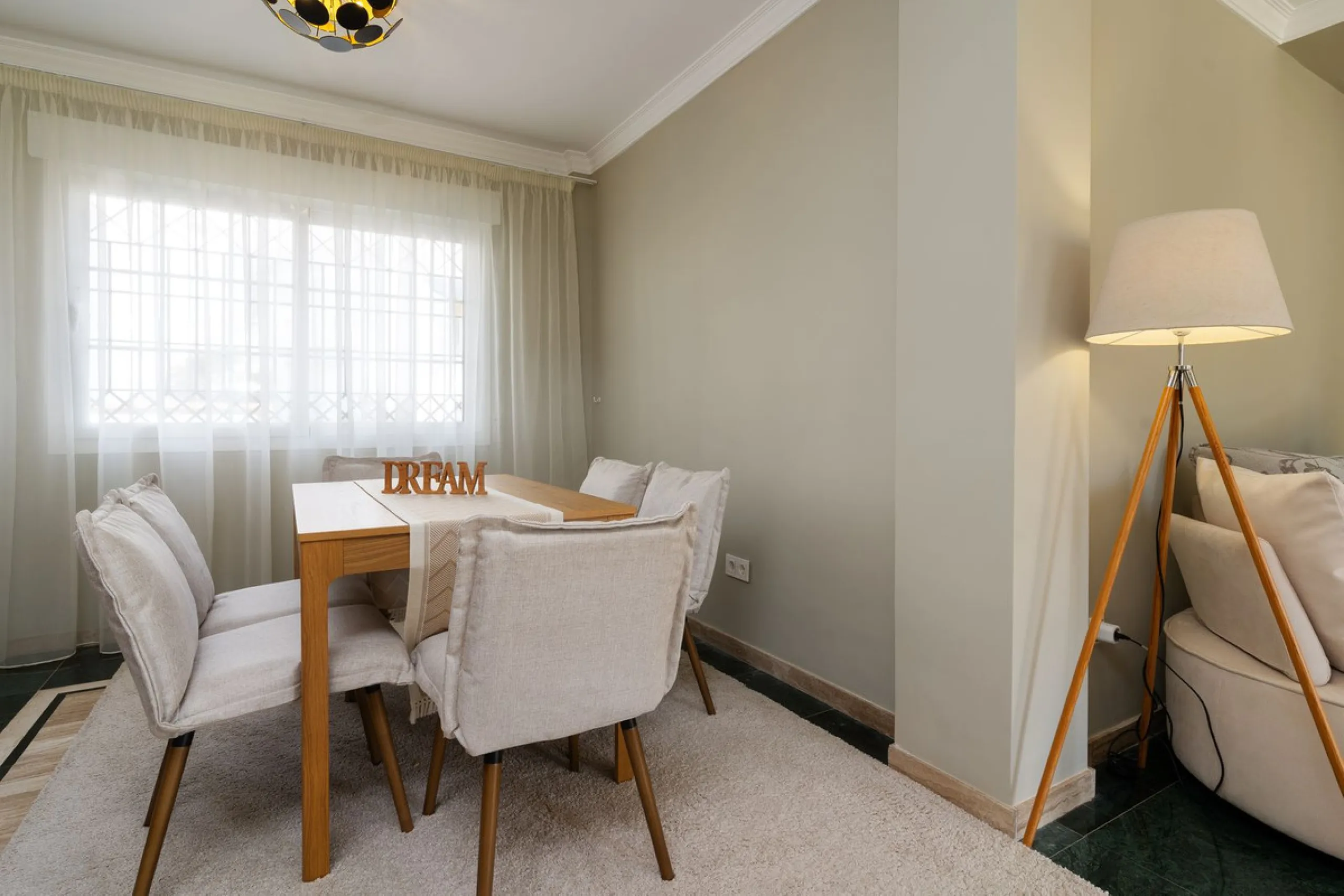 Impressive and spacious townhouse with idyllic valley views, located in the popular area of Calahonda , in a walking distance from the amenities.The townhouse is distributed on 3 floors and has 4 bedrooms, 3 bathrooms, a guest WC, very spacious living roo