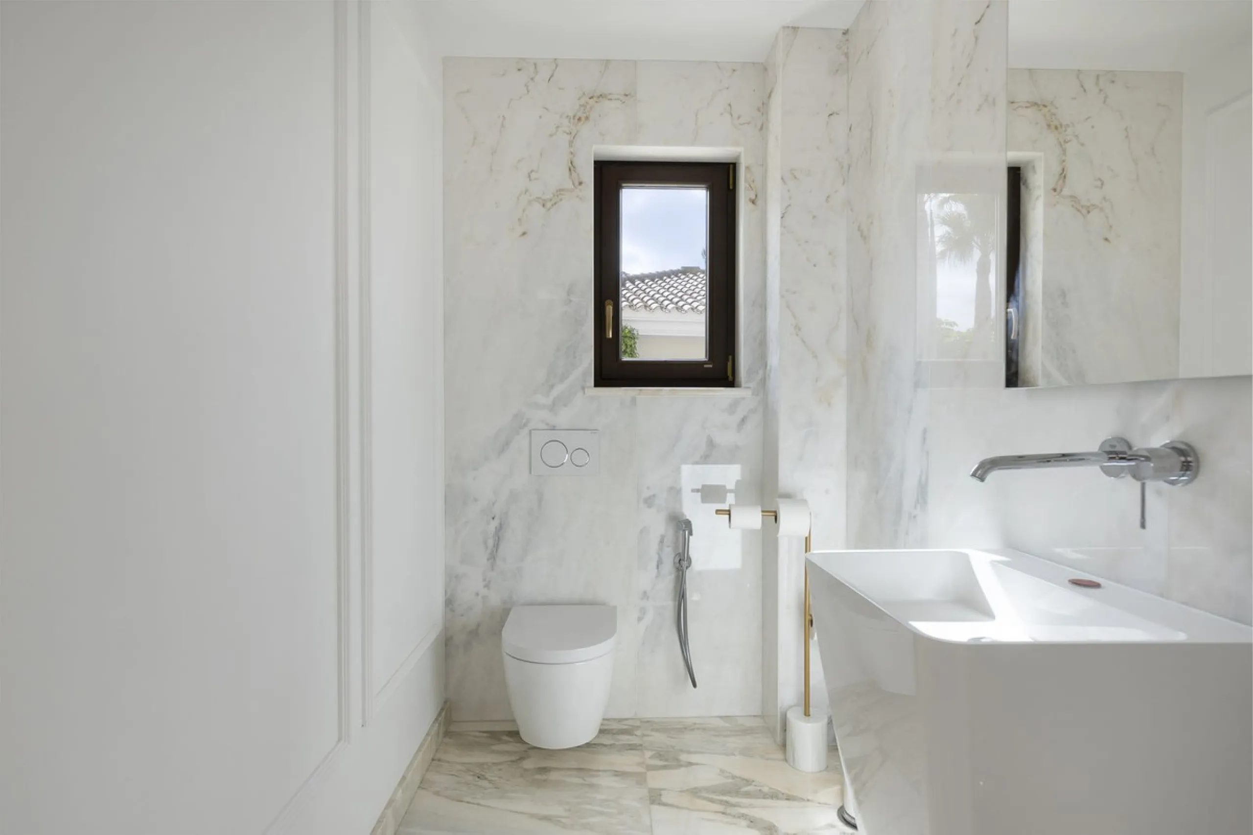 Located in the prestigious Mijas Golf, this exquisite 3-story villa offers a perfect blend of elegance, innovation, and comfort. With 6 bedrooms, 4 bathrooms + WC, and 5 spacious terraces, it's designed to impress: