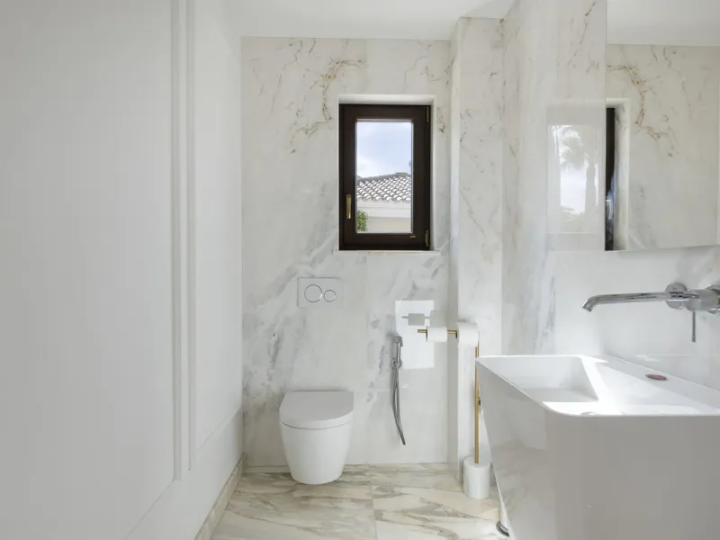 Located in the prestigious Mijas Golf, this exquisite 3-story villa offers a perfect blend of elegance, innovation, and comfort. With 6 bedrooms, 4 bathrooms + WC, and 5 spacious terraces, it's designed to impress: