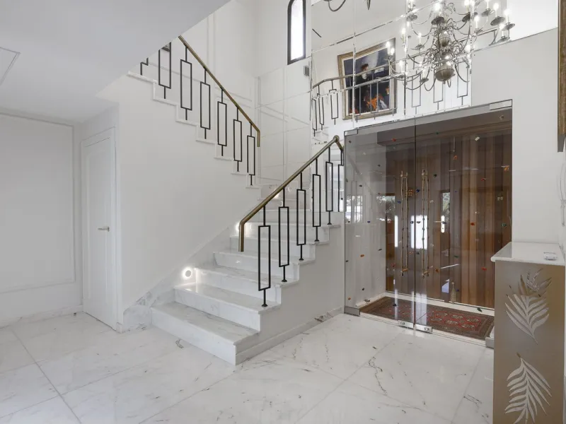Located in the prestigious Mijas Golf, this exquisite 3-story villa offers a perfect blend of elegance, innovation, and comfort. With 6 bedrooms, 4 bathrooms + WC, and 5 spacious terraces, it's designed to impress:
