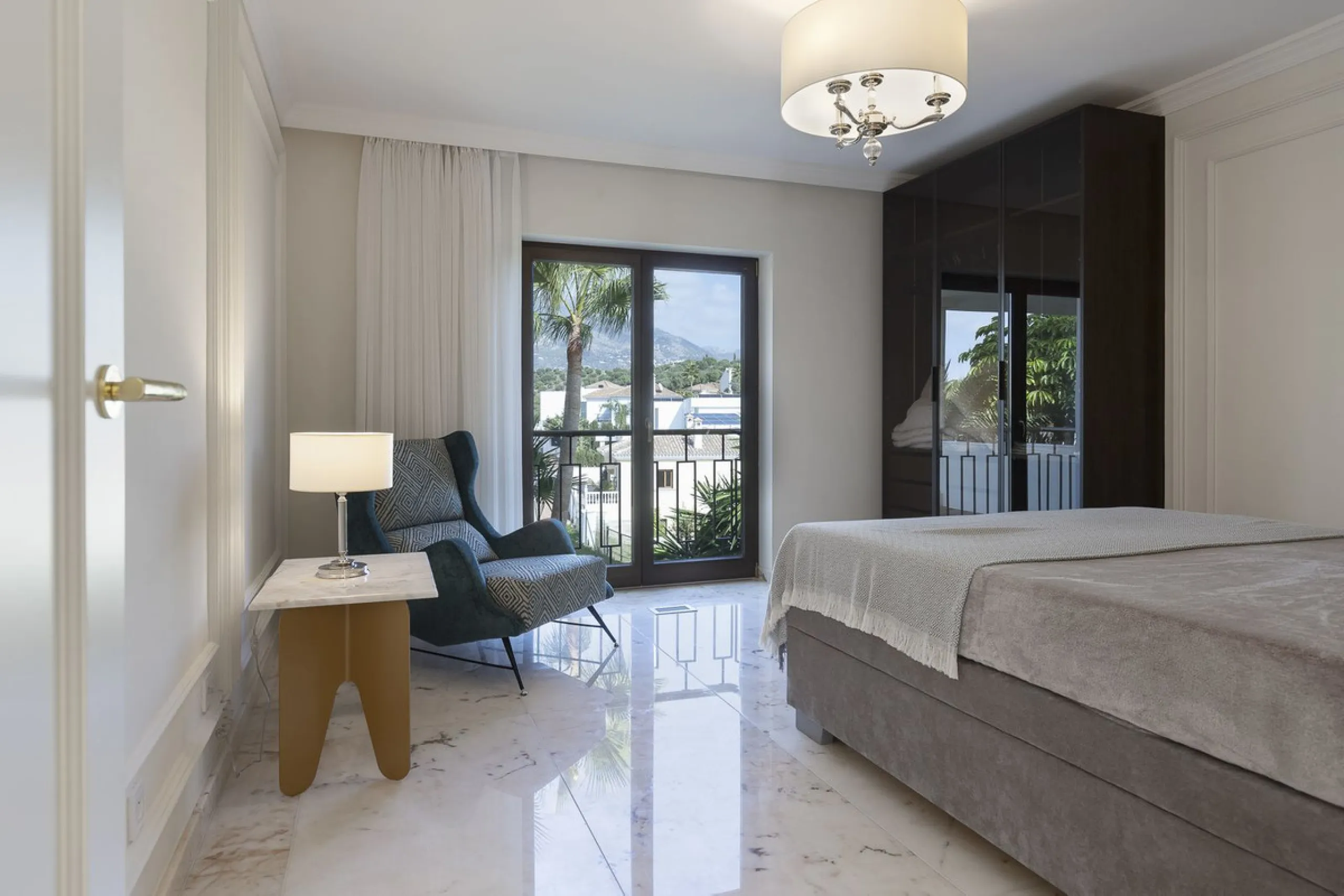 Located in the prestigious Mijas Golf, this exquisite 3-story villa offers a perfect blend of elegance, innovation, and comfort. With 6 bedrooms, 4 bathrooms + WC, and 5 spacious terraces, it's designed to impress: