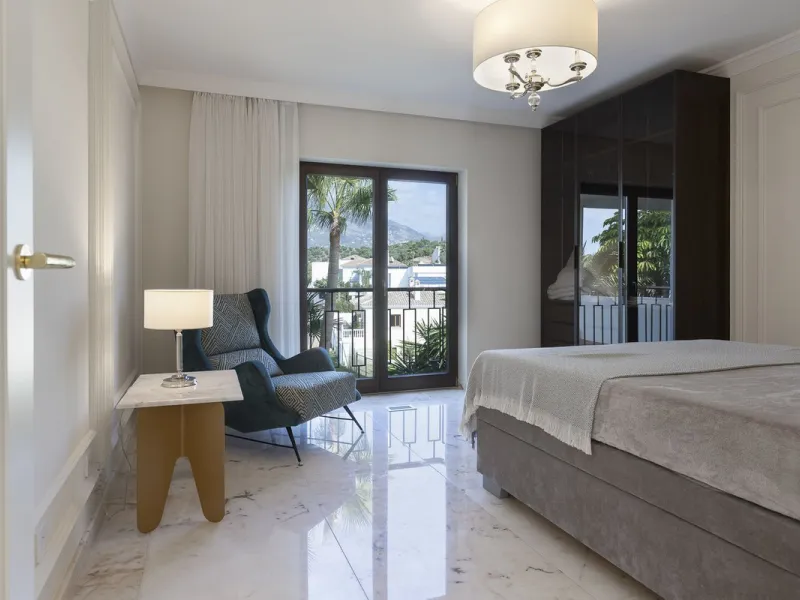 Located in the prestigious Mijas Golf, this exquisite 3-story villa offers a perfect blend of elegance, innovation, and comfort. With 6 bedrooms, 4 bathrooms + WC, and 5 spacious terraces, it's designed to impress: