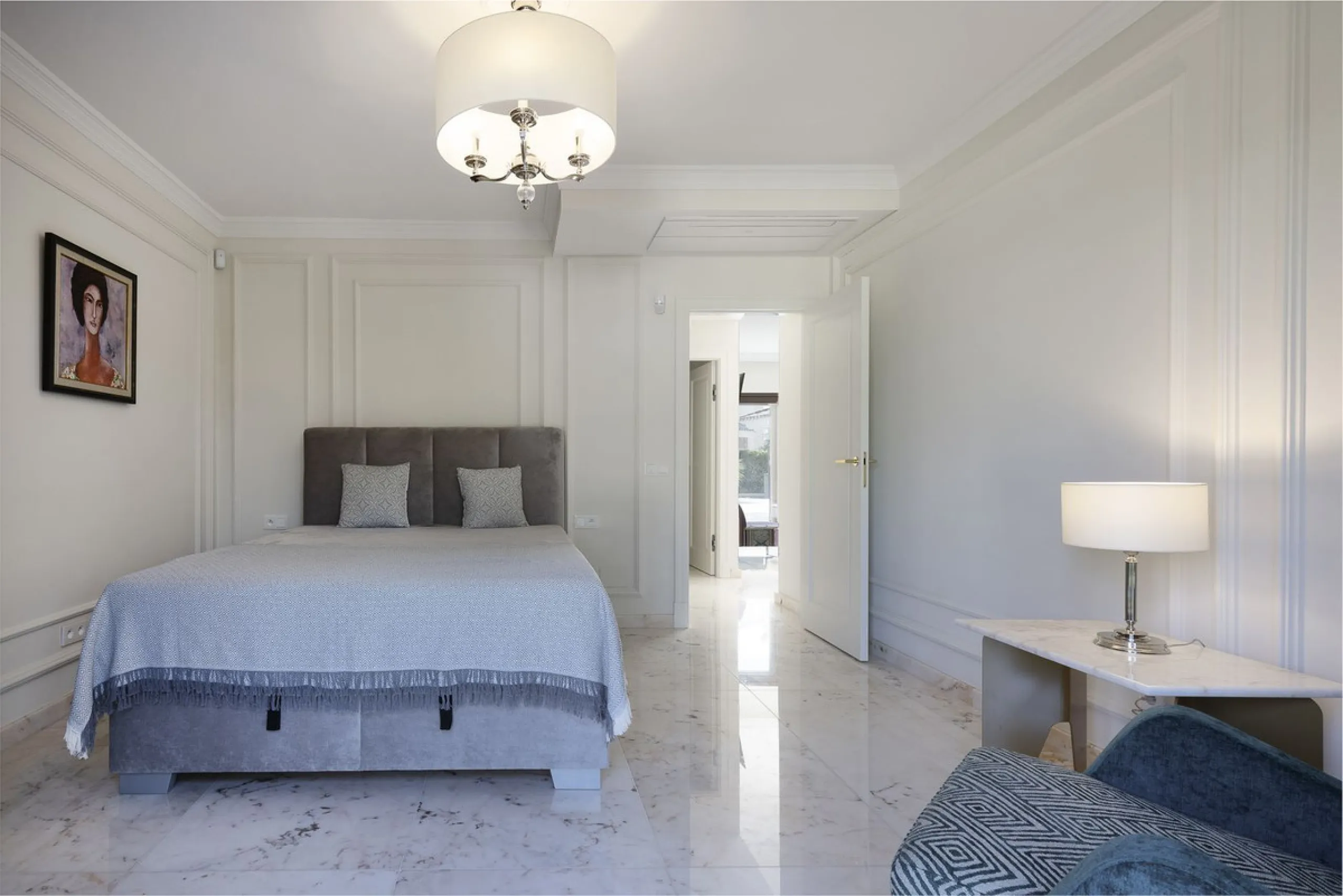 Located in the prestigious Mijas Golf, this exquisite 3-story villa offers a perfect blend of elegance, innovation, and comfort. With 6 bedrooms, 4 bathrooms + WC, and 5 spacious terraces, it's designed to impress: