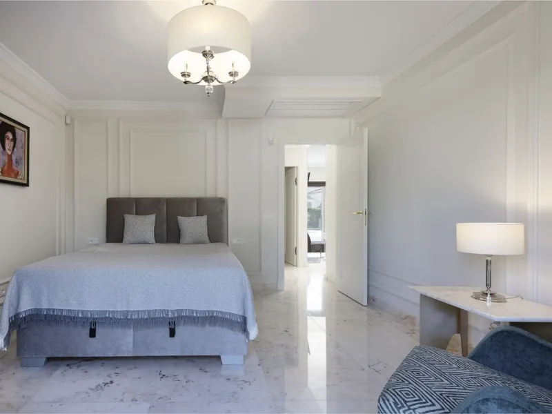 Located in the prestigious Mijas Golf, this exquisite 3-story villa offers a perfect blend of elegance, innovation, and comfort. With 6 bedrooms, 4 bathrooms + WC, and 5 spacious terraces, it's designed to impress: