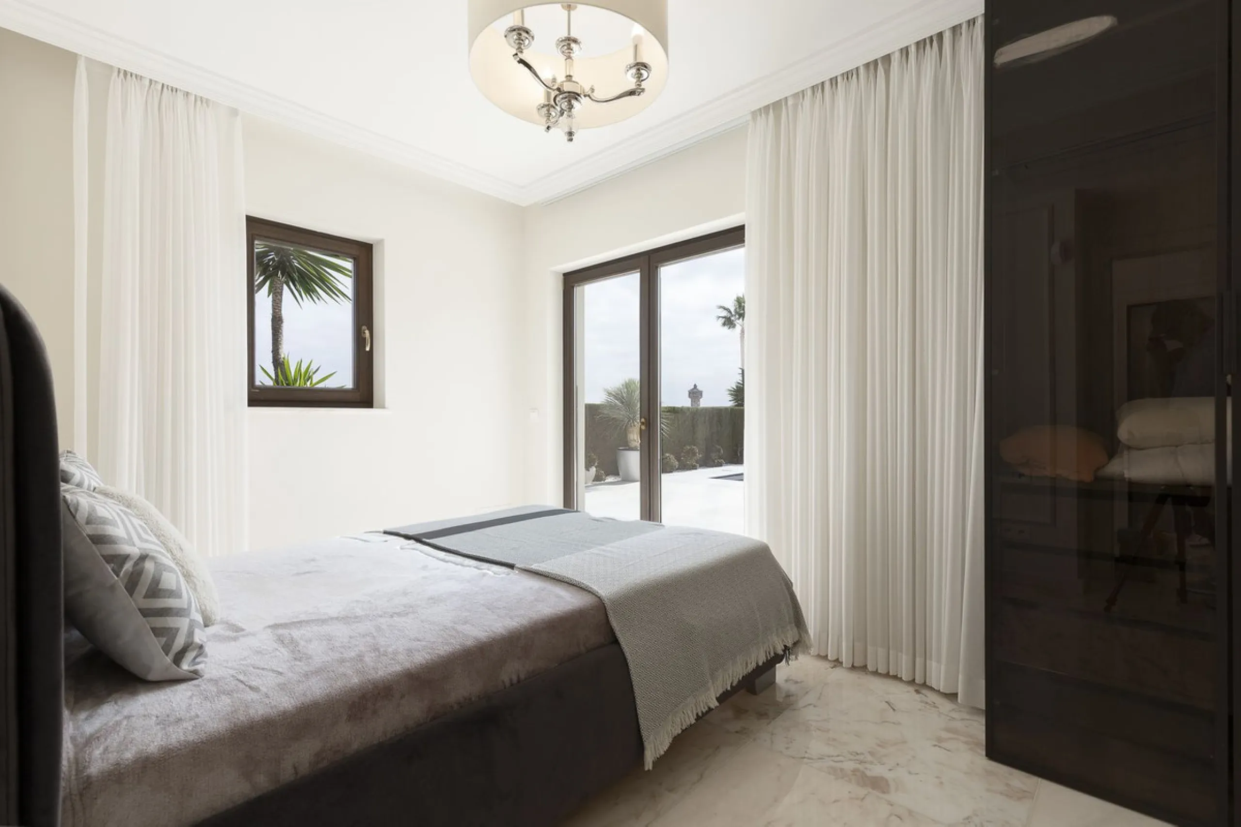 Located in the prestigious Mijas Golf, this exquisite 3-story villa offers a perfect blend of elegance, innovation, and comfort. With 6 bedrooms, 4 bathrooms + WC, and 5 spacious terraces, it's designed to impress: