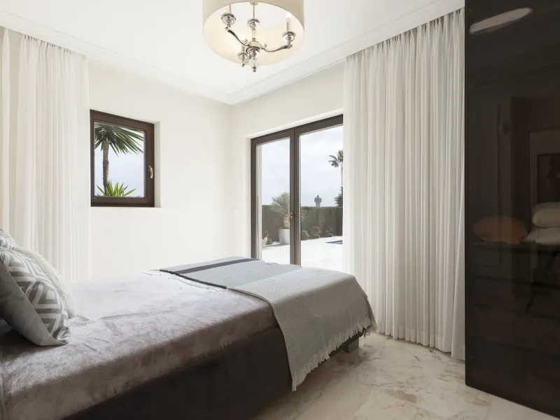 Located in the prestigious Mijas Golf, this exquisite 3-story villa offers a perfect blend of elegance, innovation, and comfort. With 6 bedrooms, 4 bathrooms + WC, and 5 spacious terraces, it's designed to impress: