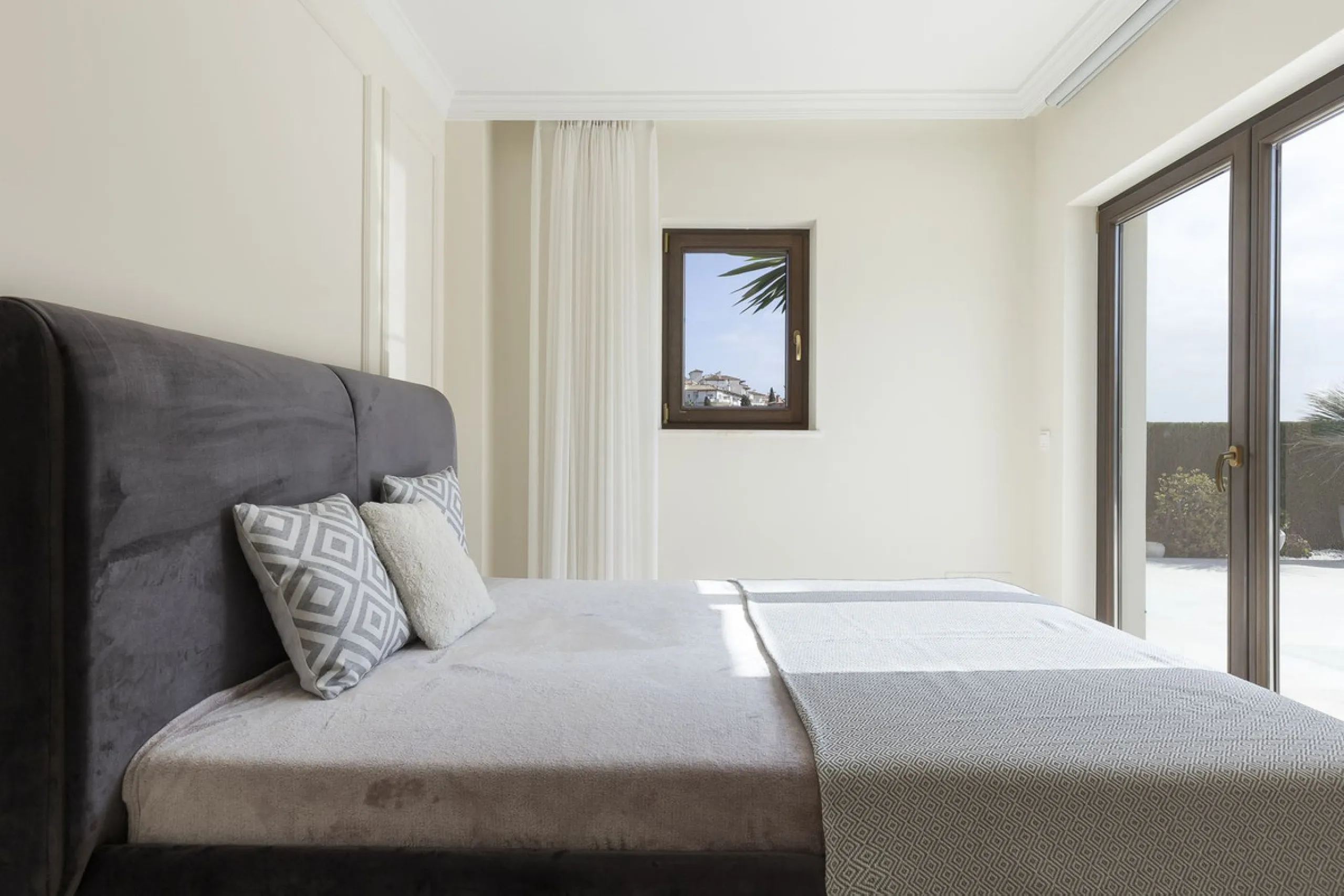 Located in the prestigious Mijas Golf, this exquisite 3-story villa offers a perfect blend of elegance, innovation, and comfort. With 6 bedrooms, 4 bathrooms + WC, and 5 spacious terraces, it's designed to impress: