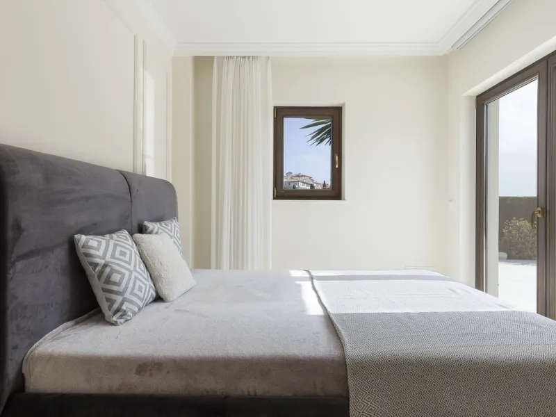 Located in the prestigious Mijas Golf, this exquisite 3-story villa offers a perfect blend of elegance, innovation, and comfort. With 6 bedrooms, 4 bathrooms + WC, and 5 spacious terraces, it's designed to impress: