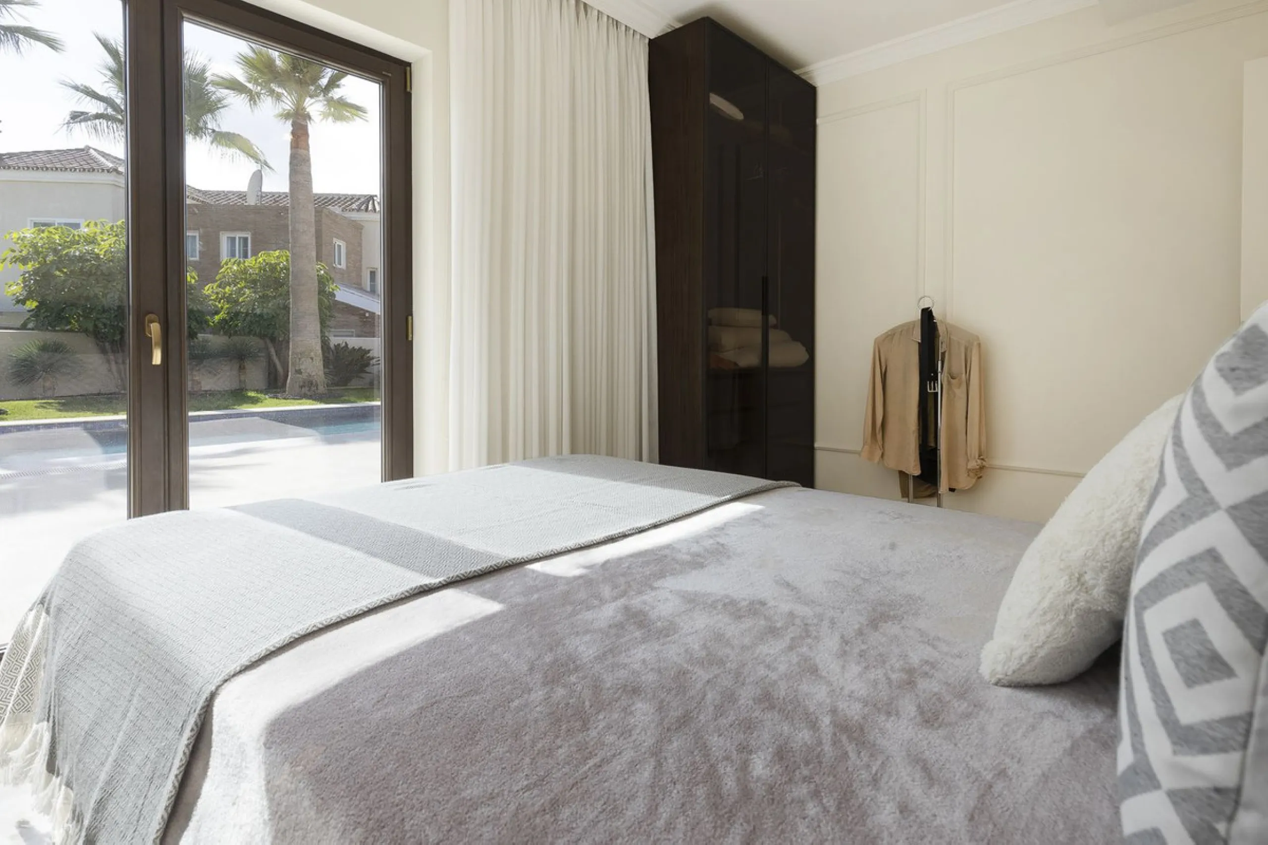 Located in the prestigious Mijas Golf, this exquisite 3-story villa offers a perfect blend of elegance, innovation, and comfort. With 6 bedrooms, 4 bathrooms + WC, and 5 spacious terraces, it's designed to impress: