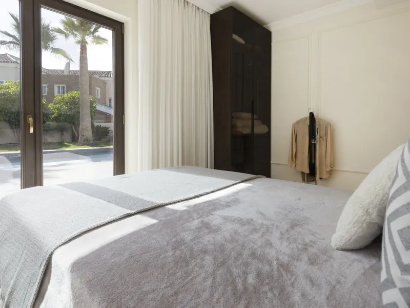 Located in the prestigious Mijas Golf, this exquisite 3-story villa offers a perfect blend of elegance, innovation, and comfort. With 6 bedrooms, 4 bathrooms + WC, and 5 spacious terraces, it's designed to impress: