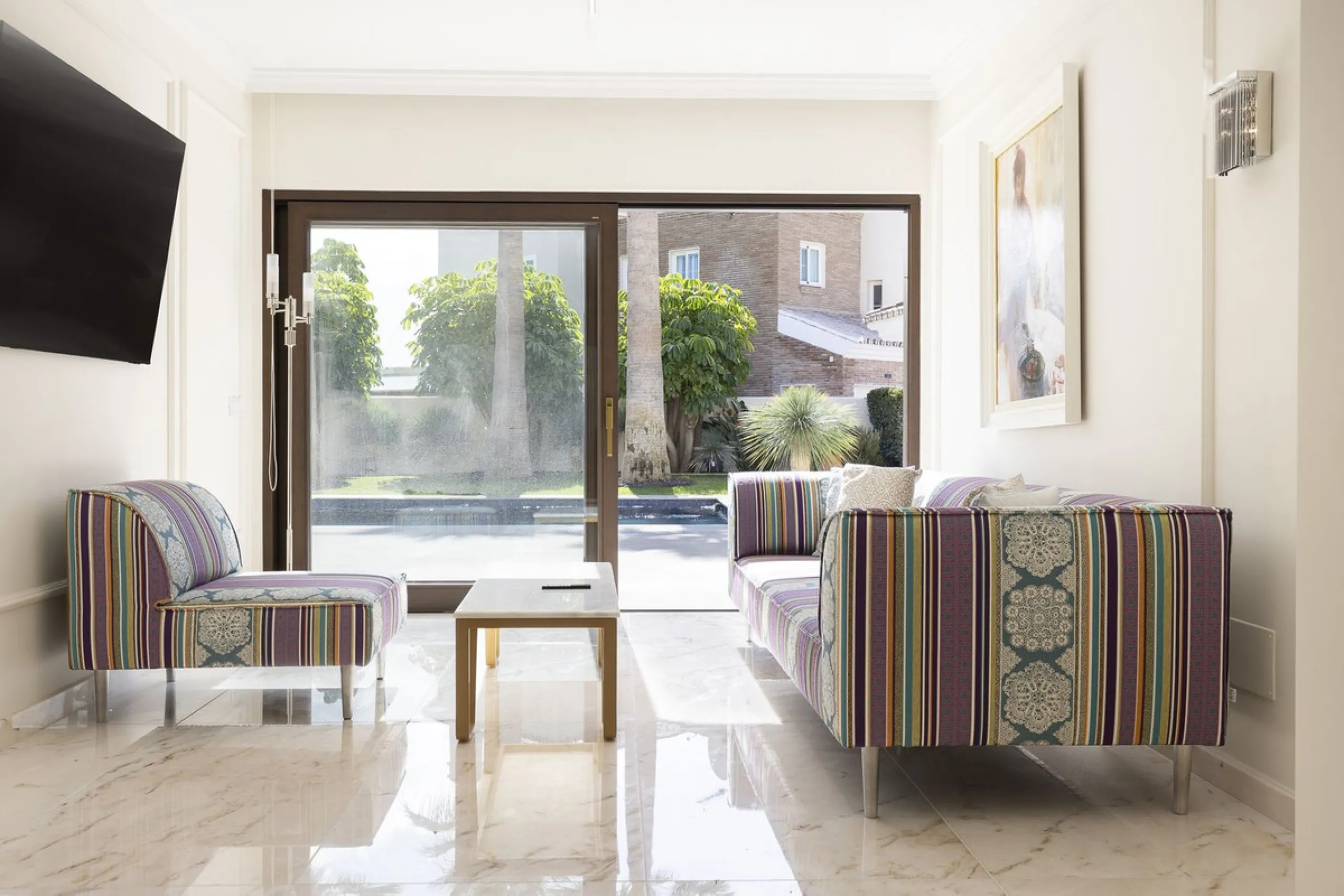 Located in the prestigious Mijas Golf, this exquisite 3-story villa offers a perfect blend of elegance, innovation, and comfort. With 6 bedrooms, 4 bathrooms + WC, and 5 spacious terraces, it's designed to impress: