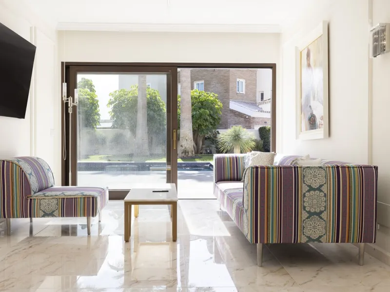 Located in the prestigious Mijas Golf, this exquisite 3-story villa offers a perfect blend of elegance, innovation, and comfort. With 6 bedrooms, 4 bathrooms + WC, and 5 spacious terraces, it's designed to impress: