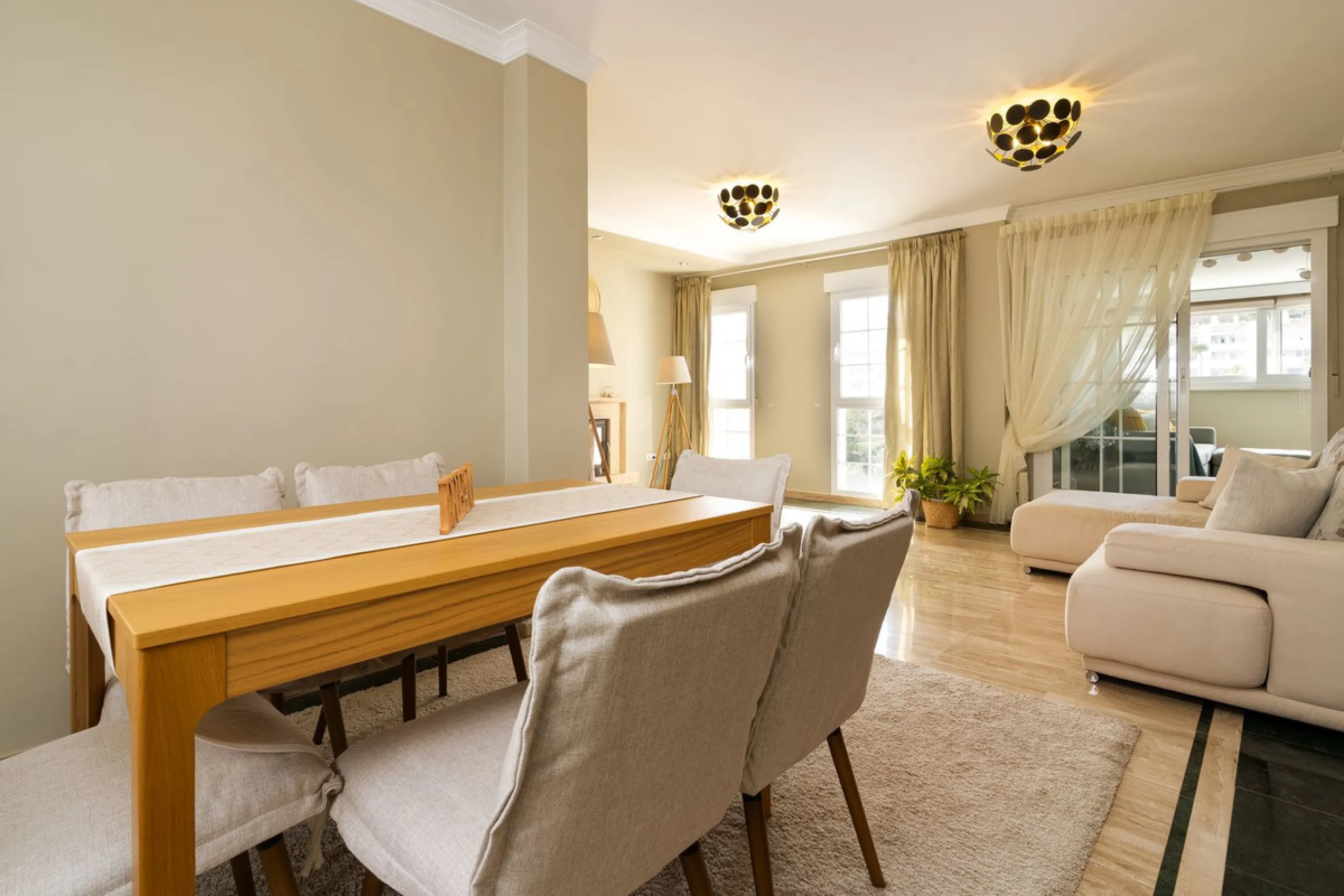 Impressive and spacious townhouse with idyllic valley views, located in the popular area of Calahonda , in a walking distance from the amenities.The townhouse is distributed on 3 floors and has 4 bedrooms, 3 bathrooms, a guest WC, very spacious living roo